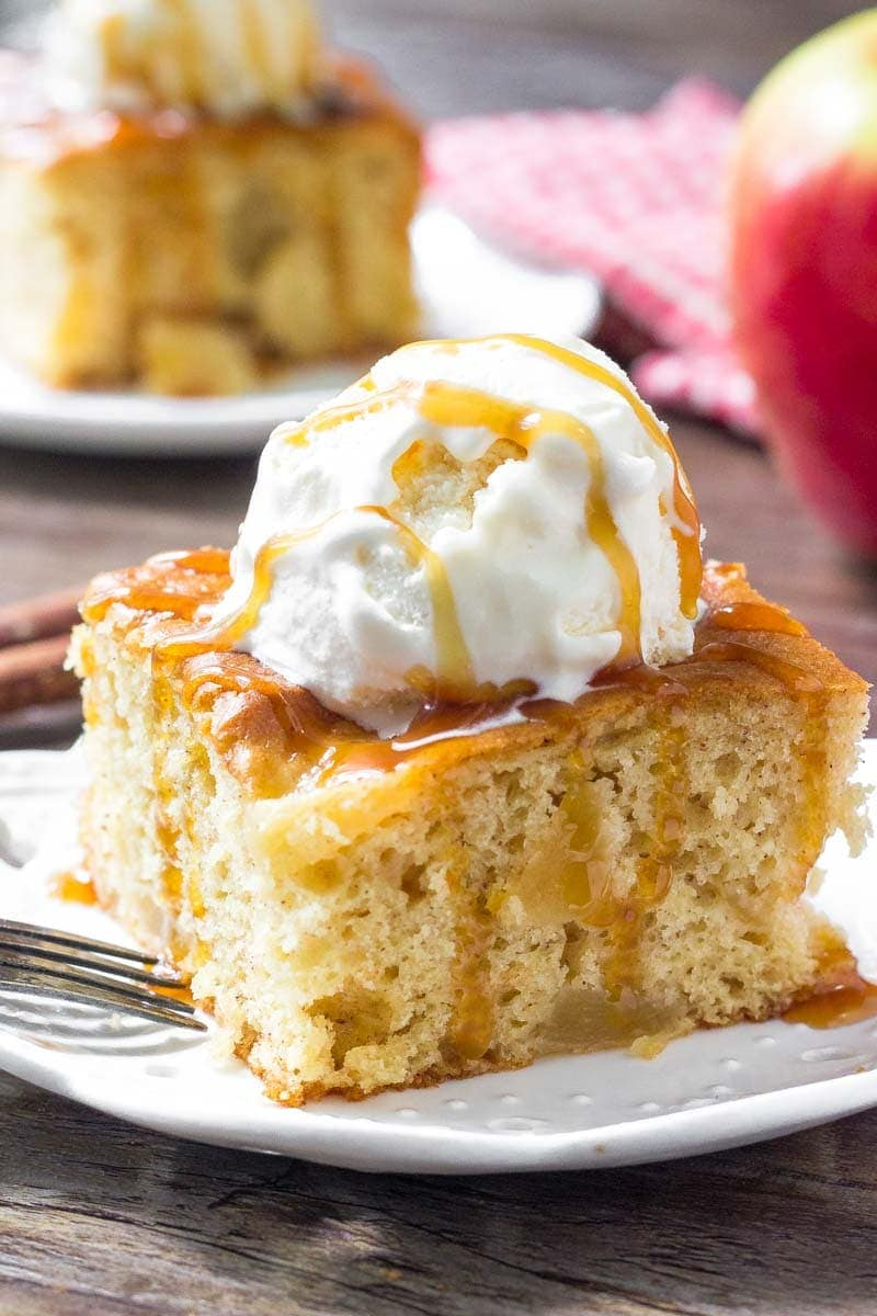 Este Easy Apple Cake é extra húmido e recheado com canela e maçãs. Cobertura com gelado e molho de caramelo para o perfeito prazer do Outono!
