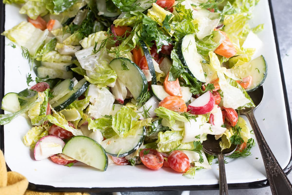 Salada de jardim fácil numa travessa branca.