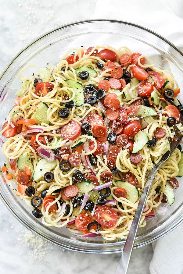 Salada de Massa de Espaguete Italiana Fácil | foodiecrush.com
