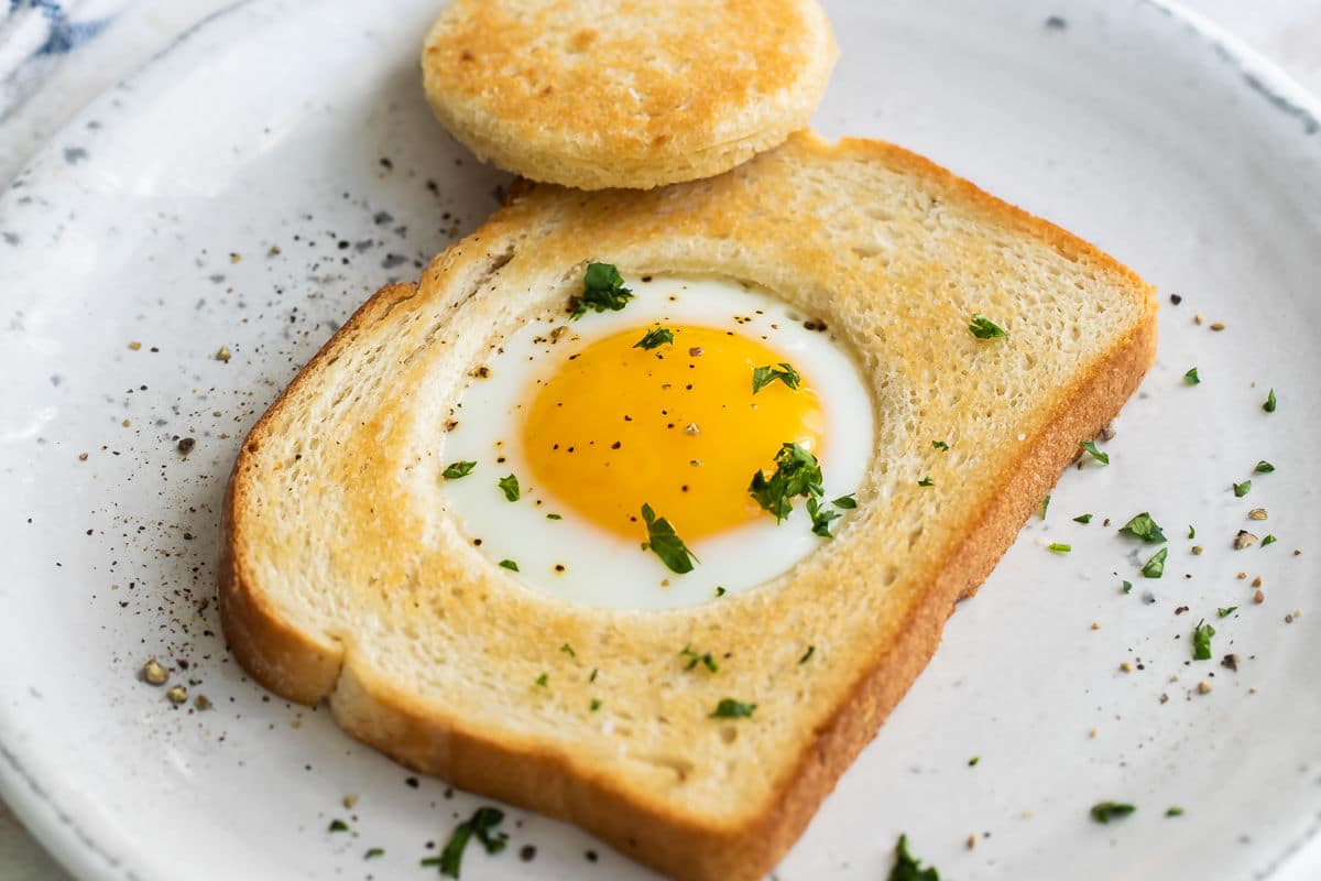 Um ovo cozido num pedaço de pão.