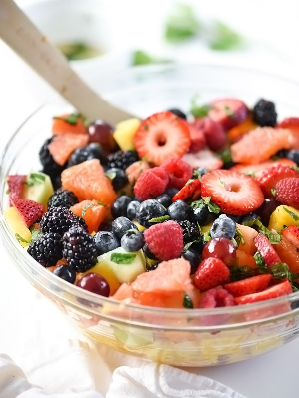Salada de Frutos Deliciosos de Bagas | foodiecrush.com