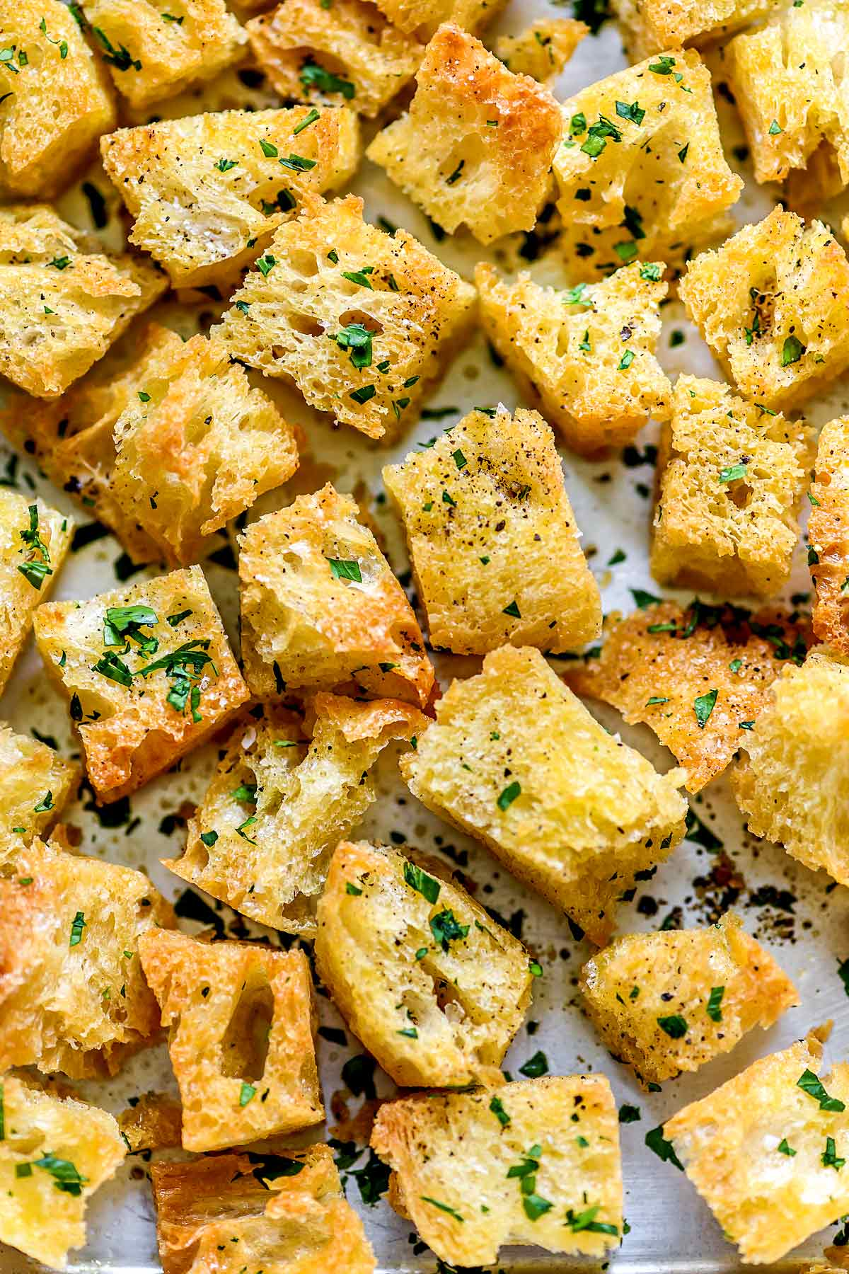 Como fazer croutons caseiros | foodiecrush.com #garlic #homememememade #croutons #easy #recipe #frombread