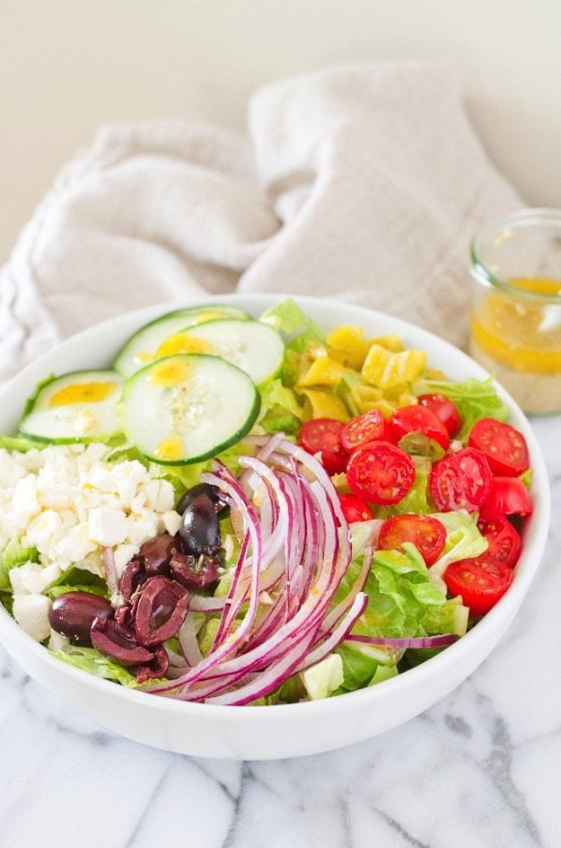 Salada Grega caseira numa tigela branca.