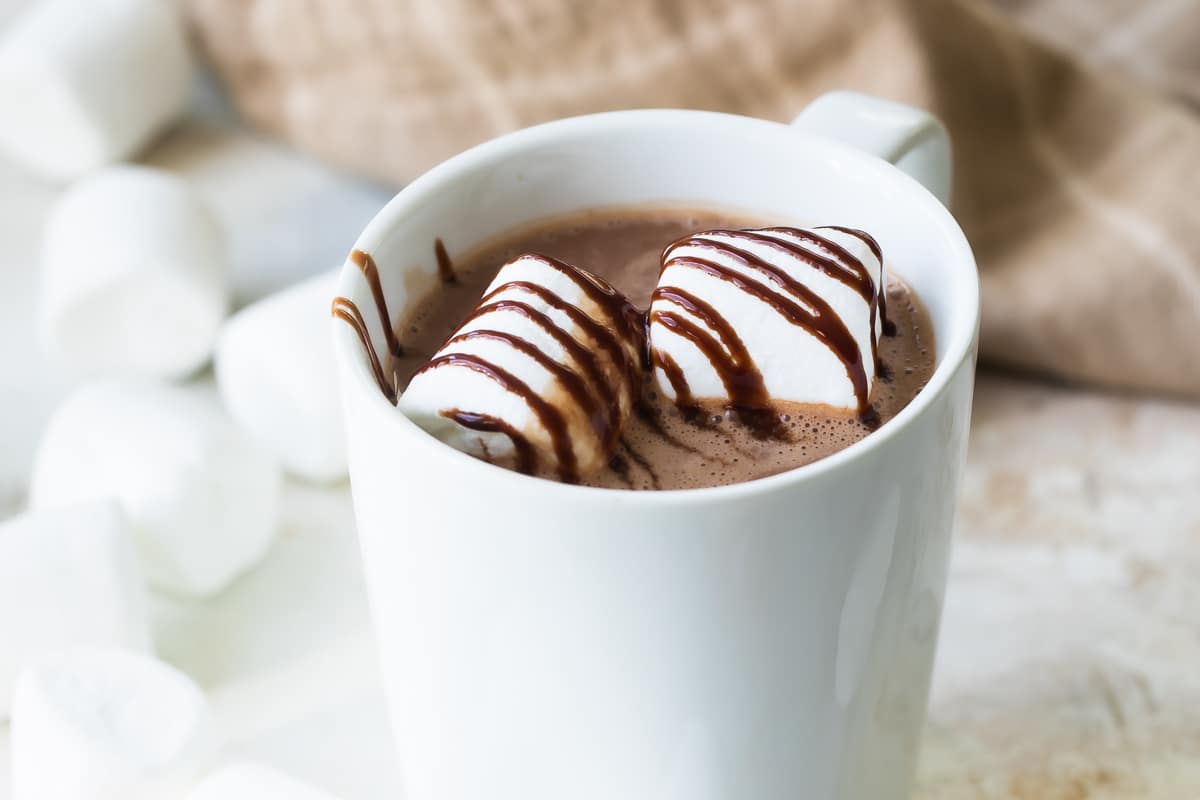 Chocolate quente numa caneca de café com leite.