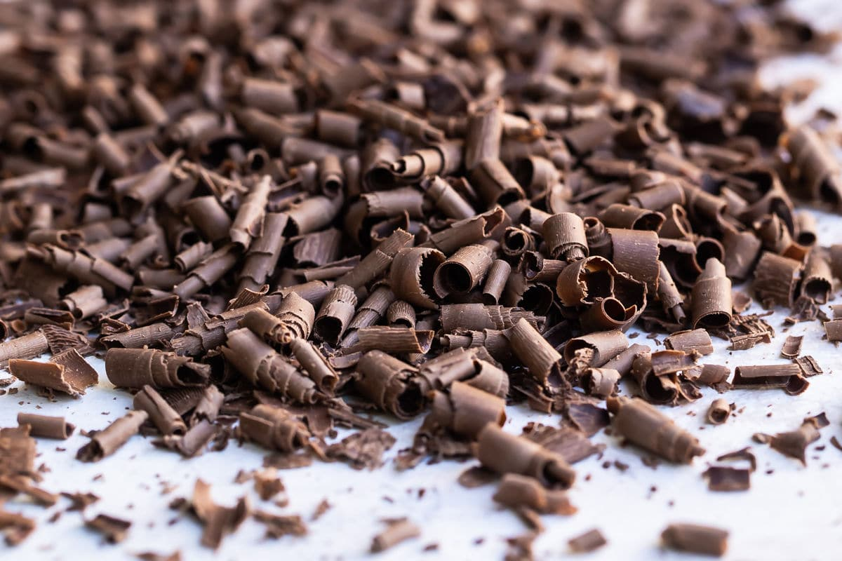 Uma pilha de caracóis de chocolate.