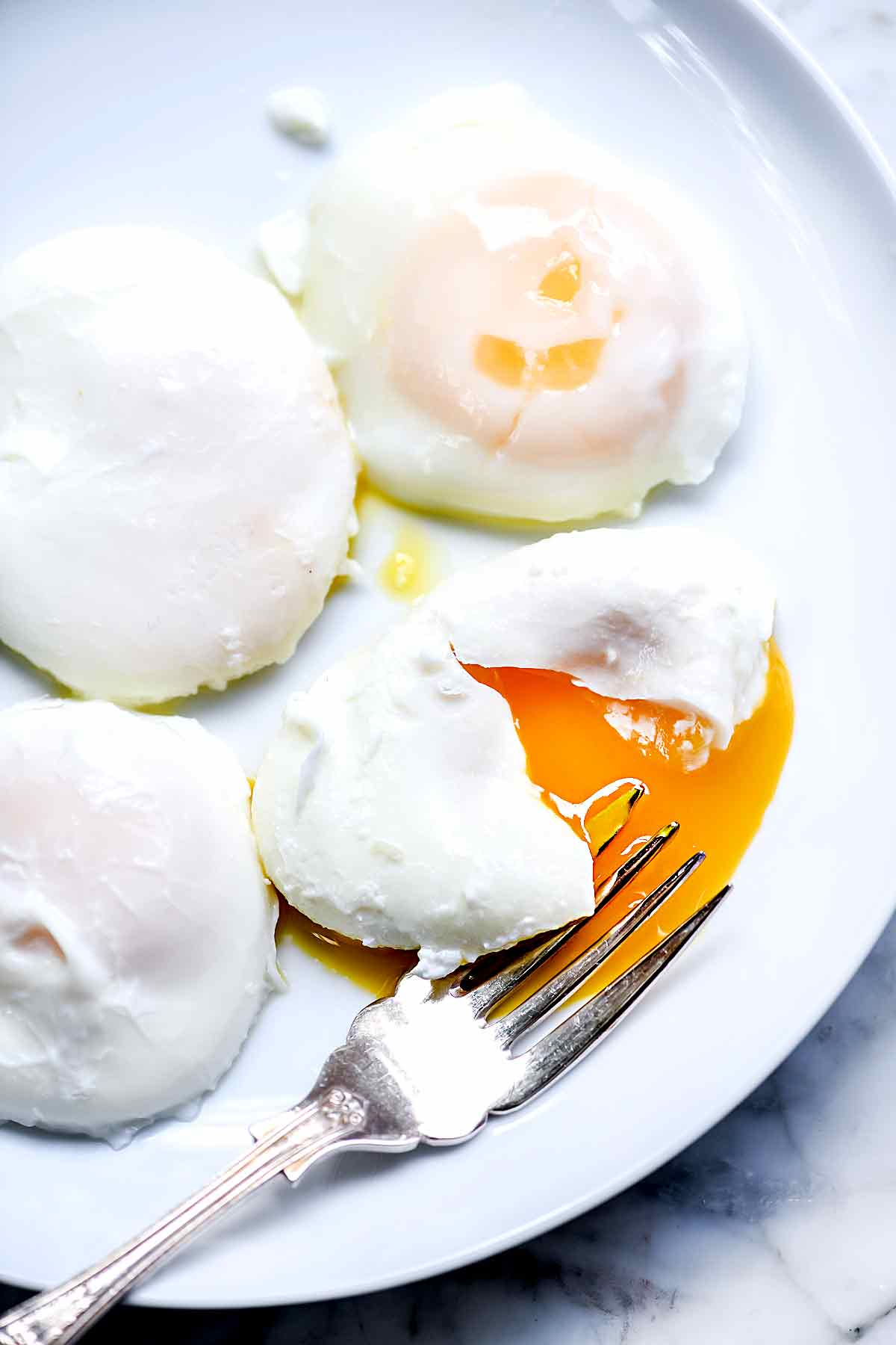 Como Fazer Ovos Escalfados da Maneira Fácil | foodiecrush.com #poached #eggs #breakfast #recipes #easy #howtomake