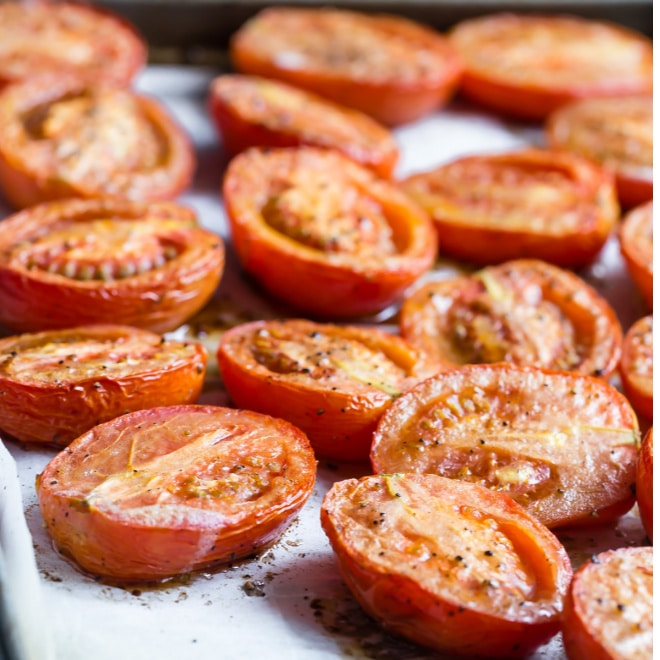 O tomate assado é meio-termo numa assadeira.