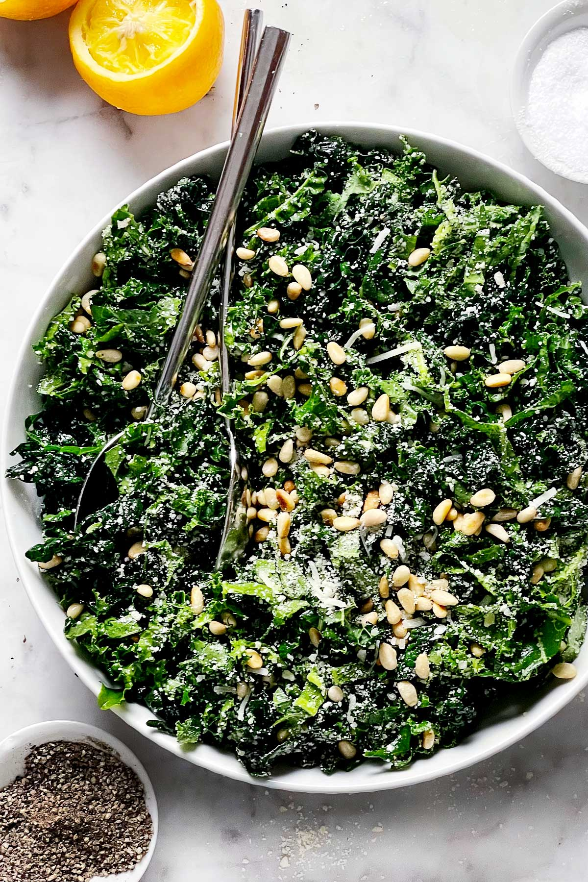 Salada Kale com Parmesão e Pine Nuts em foodiecrush.com