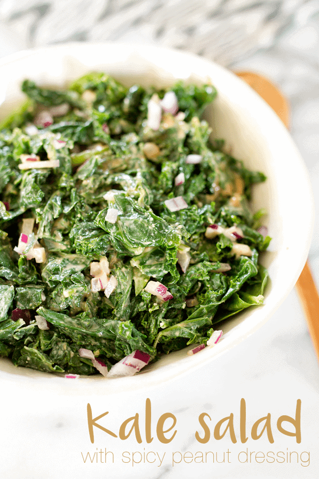 Salada de couve com molho de amendoim picante