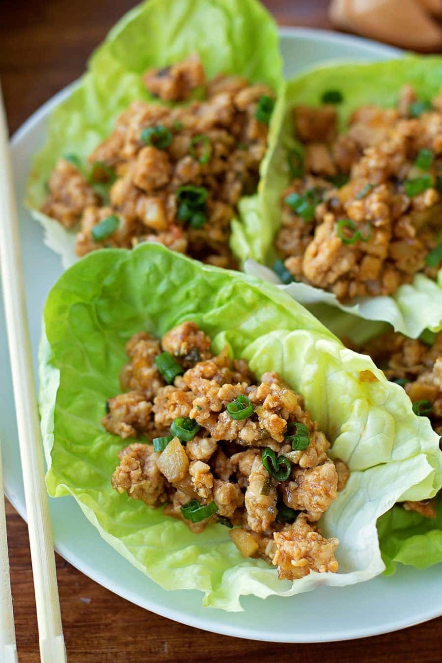 Esta receita do PF Chang's Chicken Lettuce Wraps é um imitador de um restaurante favorito.
