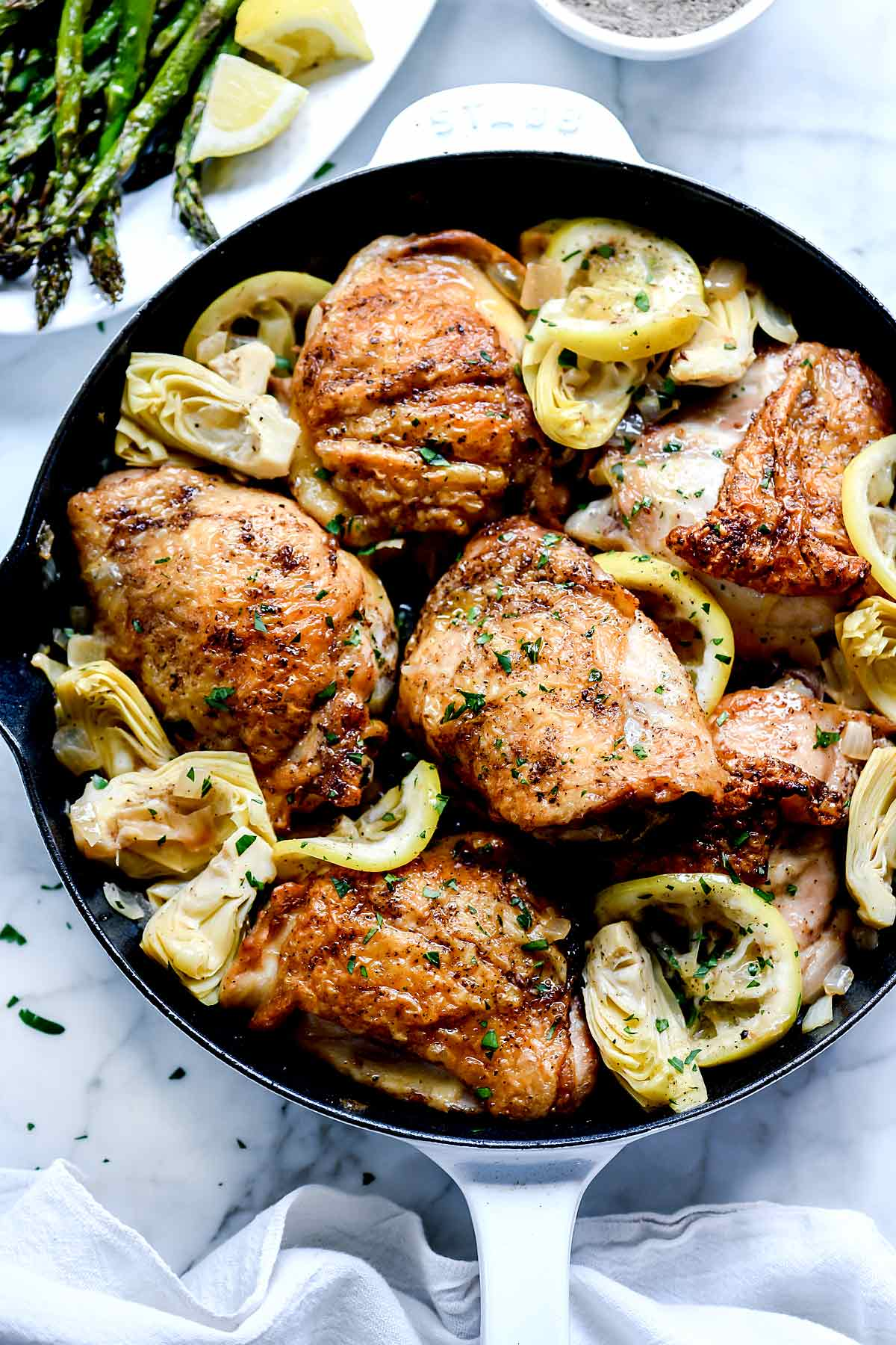 Coxas de Frango Limão com Alcachofra | foodiecrush.com #chicken #dinner #thighs #thighs #recipes #artichoke #healthy #easy #skillet