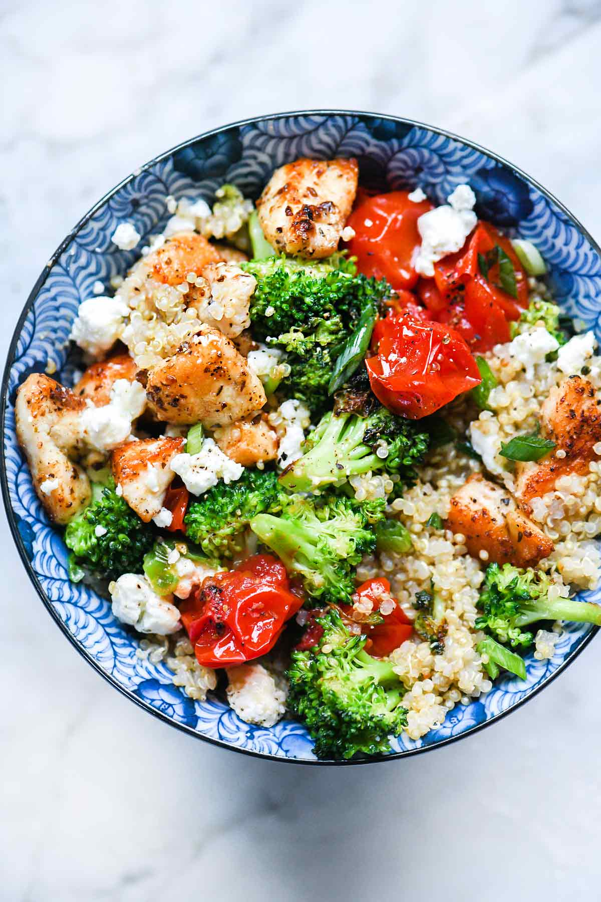 Tigelas de Quinoa Mediterrâneo com Brócolos e Tomate | foodiecrush.com #quinoa #bowl #mediterranean #chicken