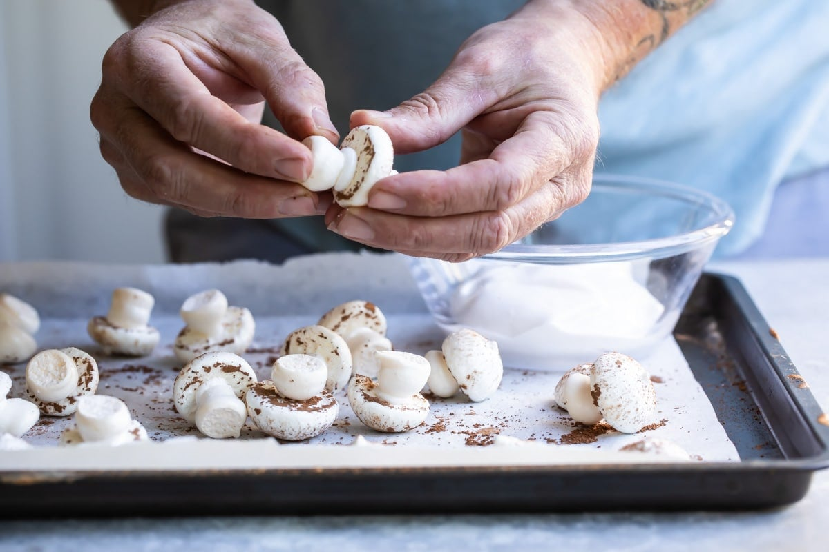 Montagem de cogumelos merengues.