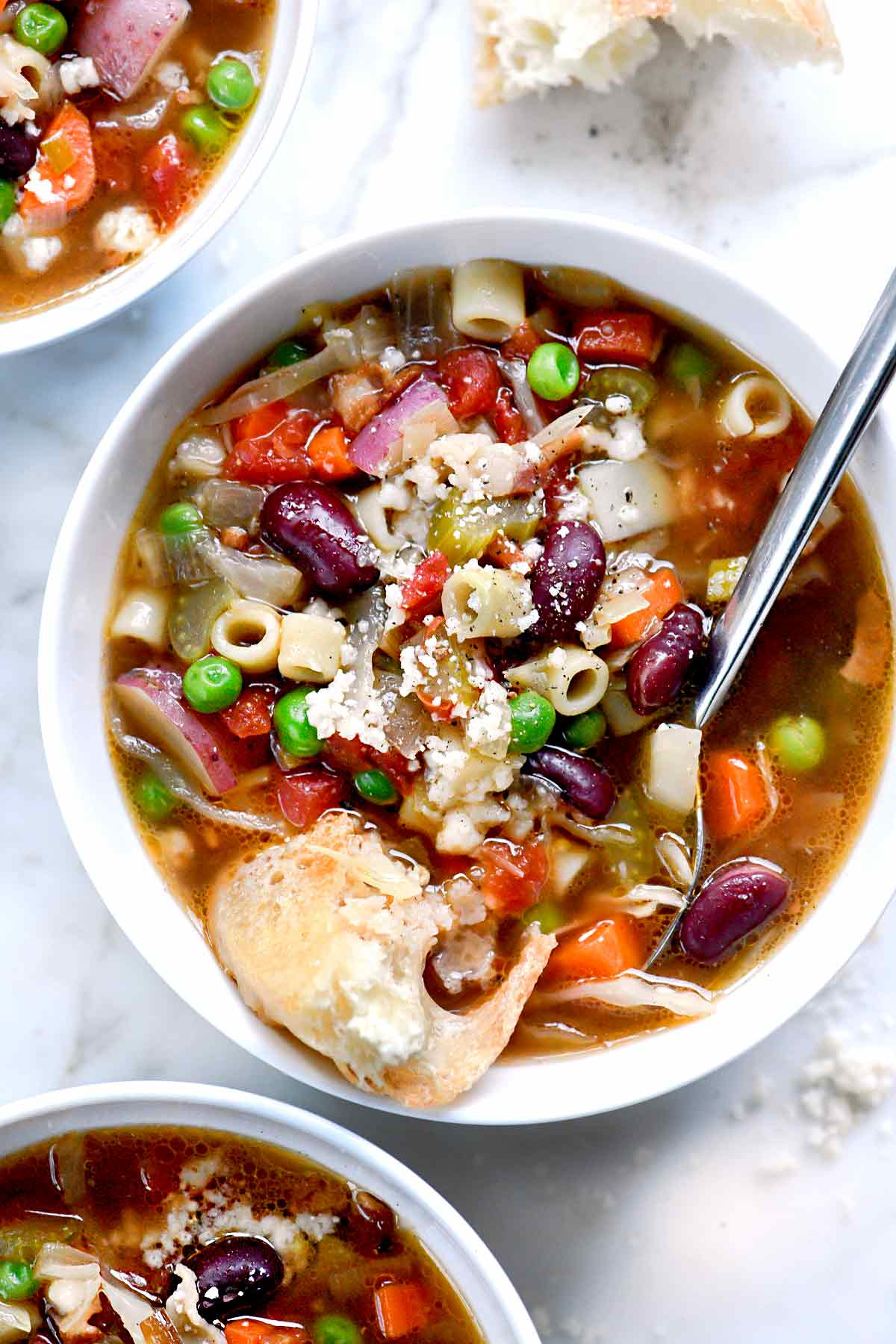 Como Fazer a Melhor Sopa de Minestrone | foodiecrush.com #soup #recipes #minestrone
