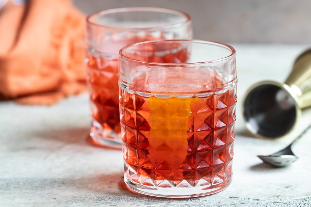 Um cocktail de negroni num copo com gelo.