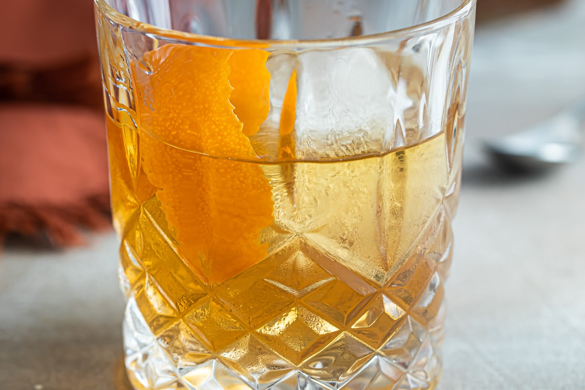 Um cocktail à moda antiga num copo com gelo.