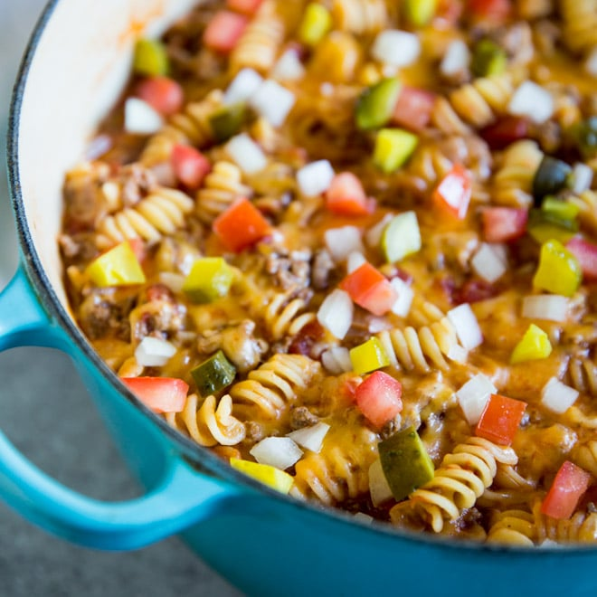 Este fácil One Pot Cheeseburger Casserole é a melhor comida de conforto! O melhor de tudo, vem junto em uma panela, no topo do fogão, em 30 minutos ou menos.