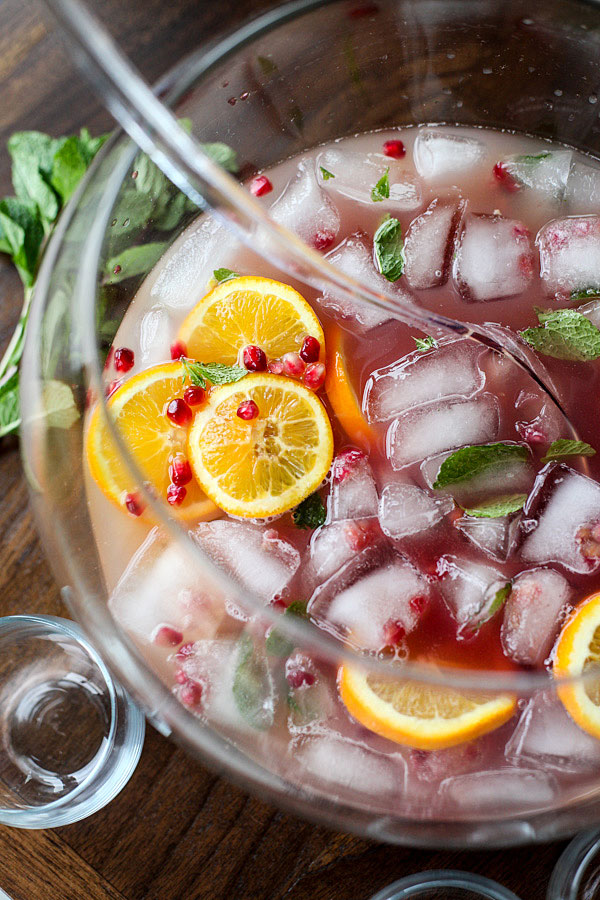 Pomegranate and Orange Champagne Punch é um murro de aspecto extravagante mas totalmente fácil para uma multidão. | foodiecrush.com