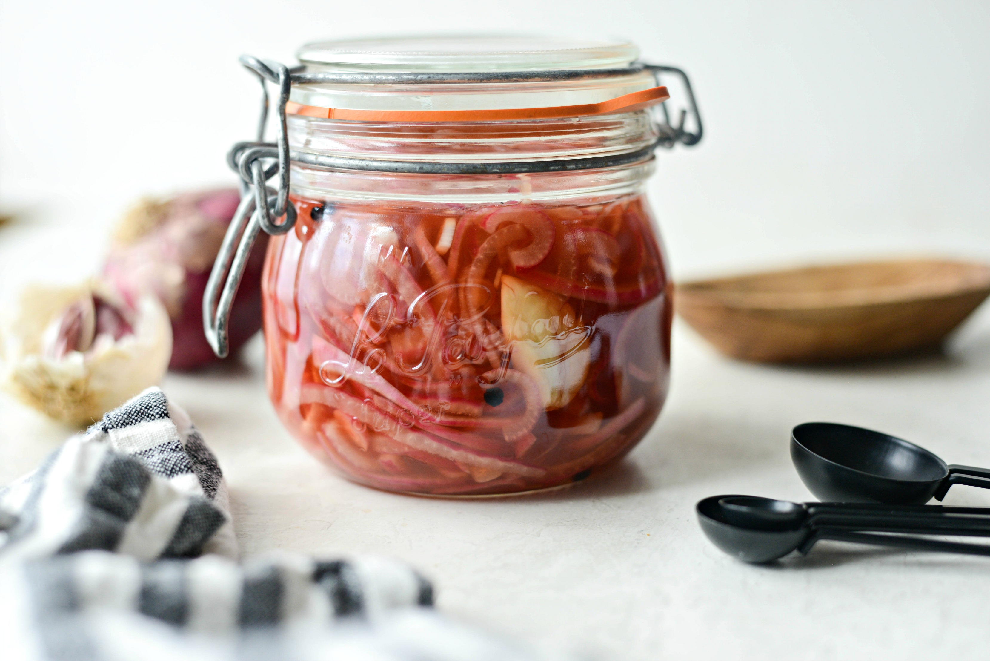 Quick Pickled Red Onions l SimplyScratch.com #homemememade #pickled #redonions #condiments #preserving #pickling