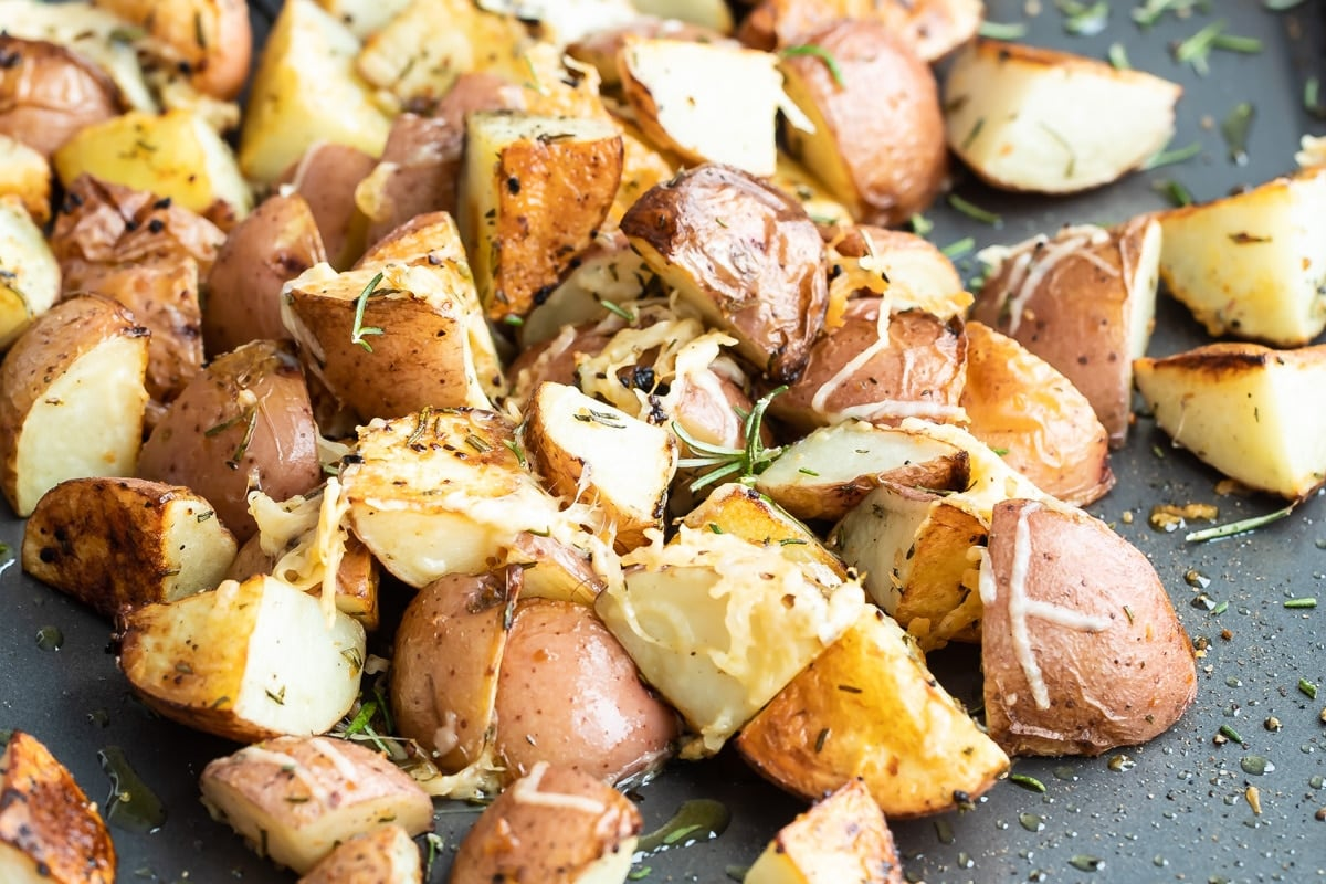 Batatas de rosmaninho assadas em uma assadeira.