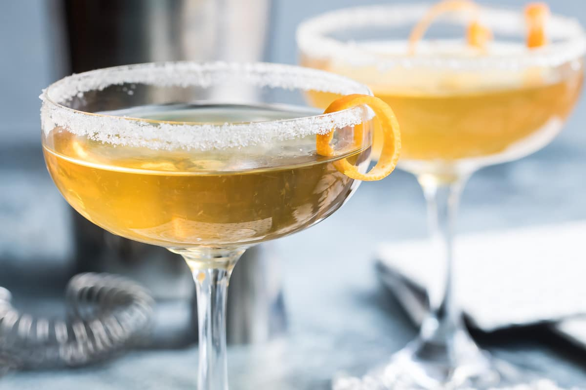 Cocktails de sidecar em dois copos de canudo transparente.