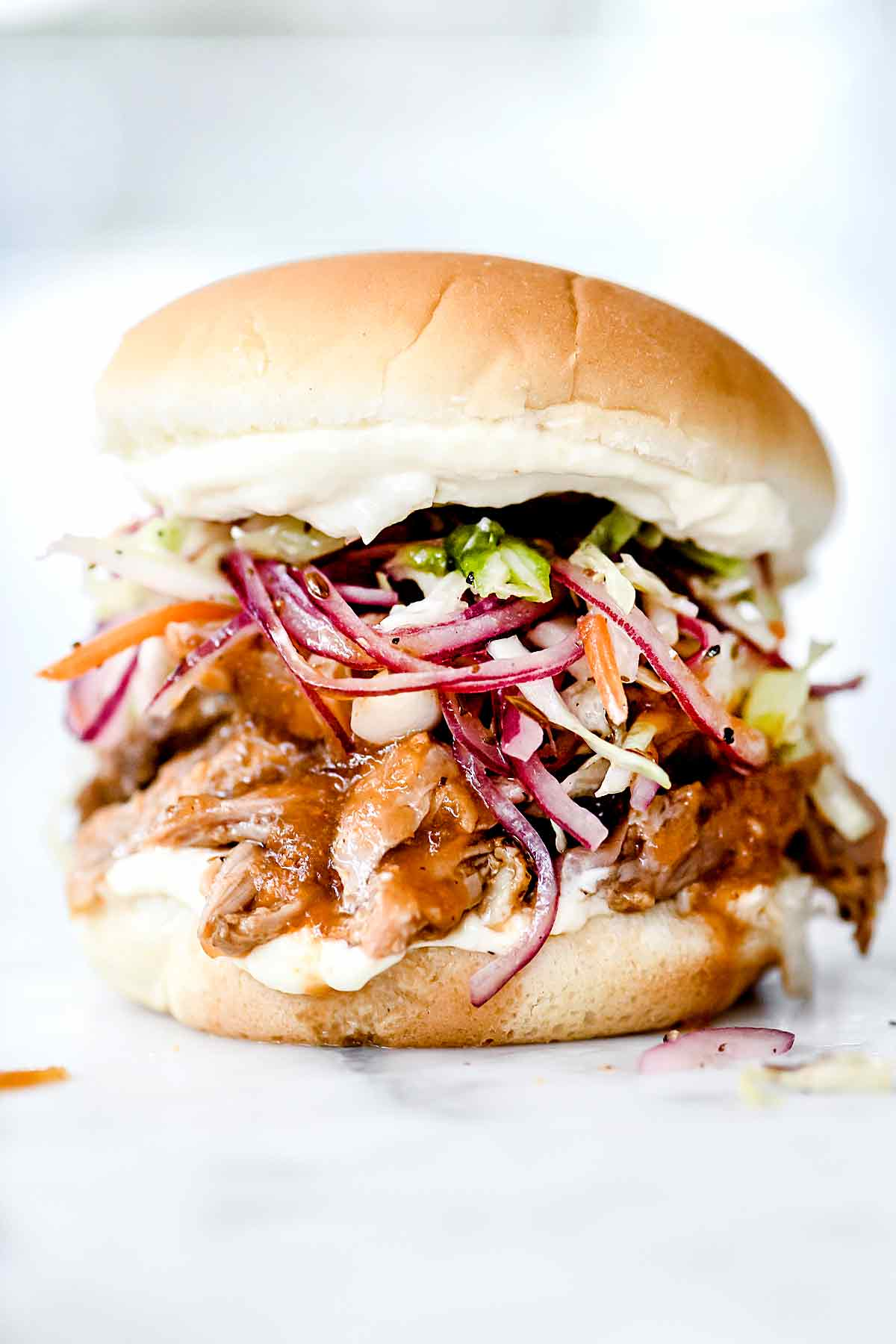 Puxado Sanduíche de Porco | foodiecrush.com #slowcooker #crockpot #recipes #withcoleslaw #sandwich #pulledpork