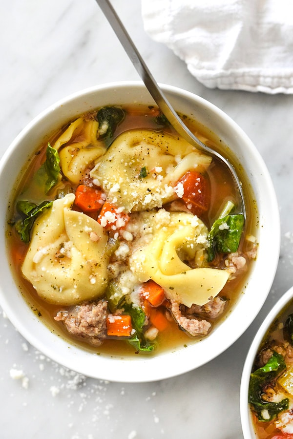 Sopa de Tortellini Slow Cooker com Salsicha e Kale | foodiecrush.com