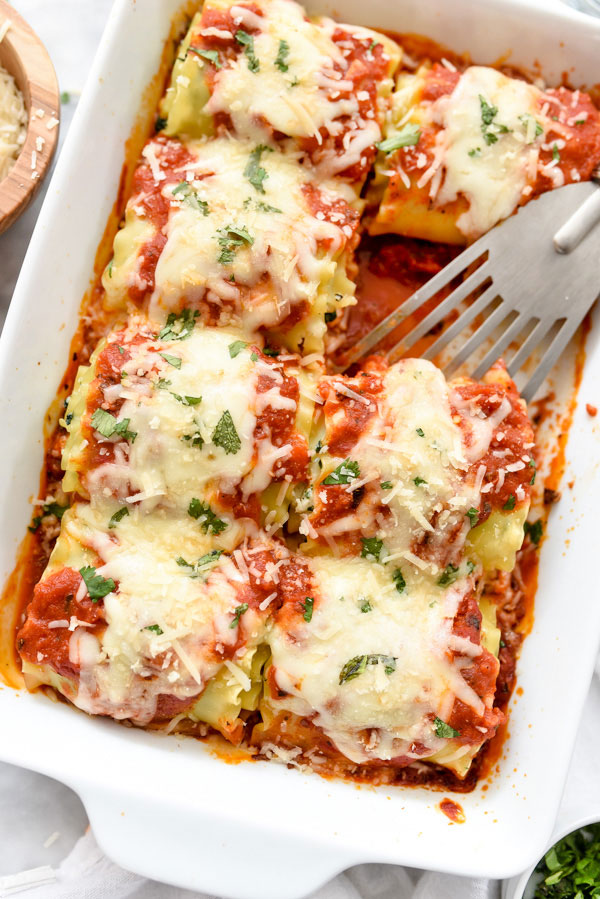 Spinach Lasagna Roll-Ups é um jantar de massa vegetariana rápido e fácil | foodiecrush.com