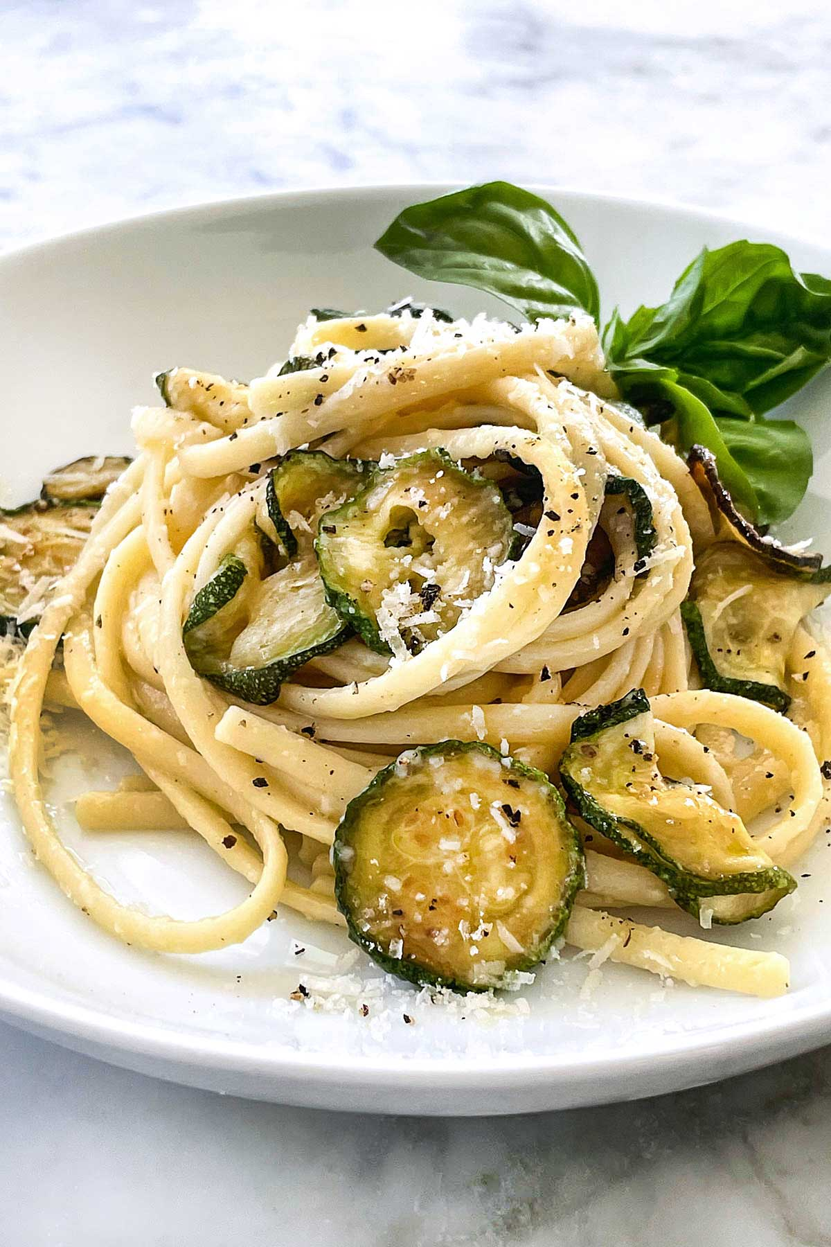 Stanley Tucci Zucchini Pasta em um prato foodiecrush.com