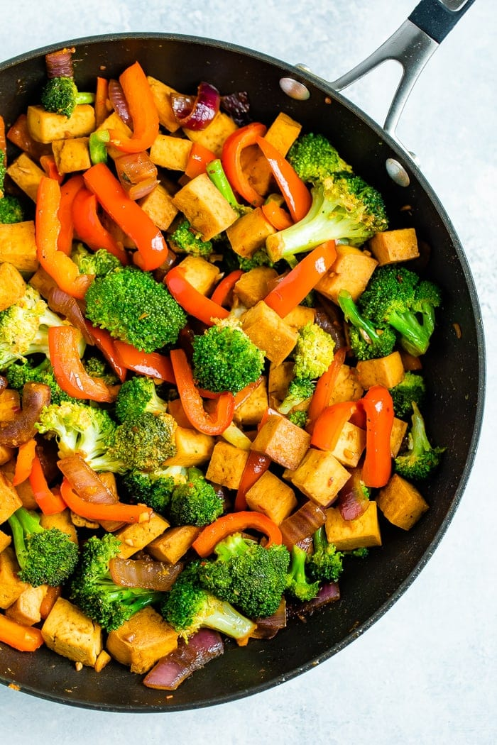 Frigideira com tofu de batatas fritas e legumes.