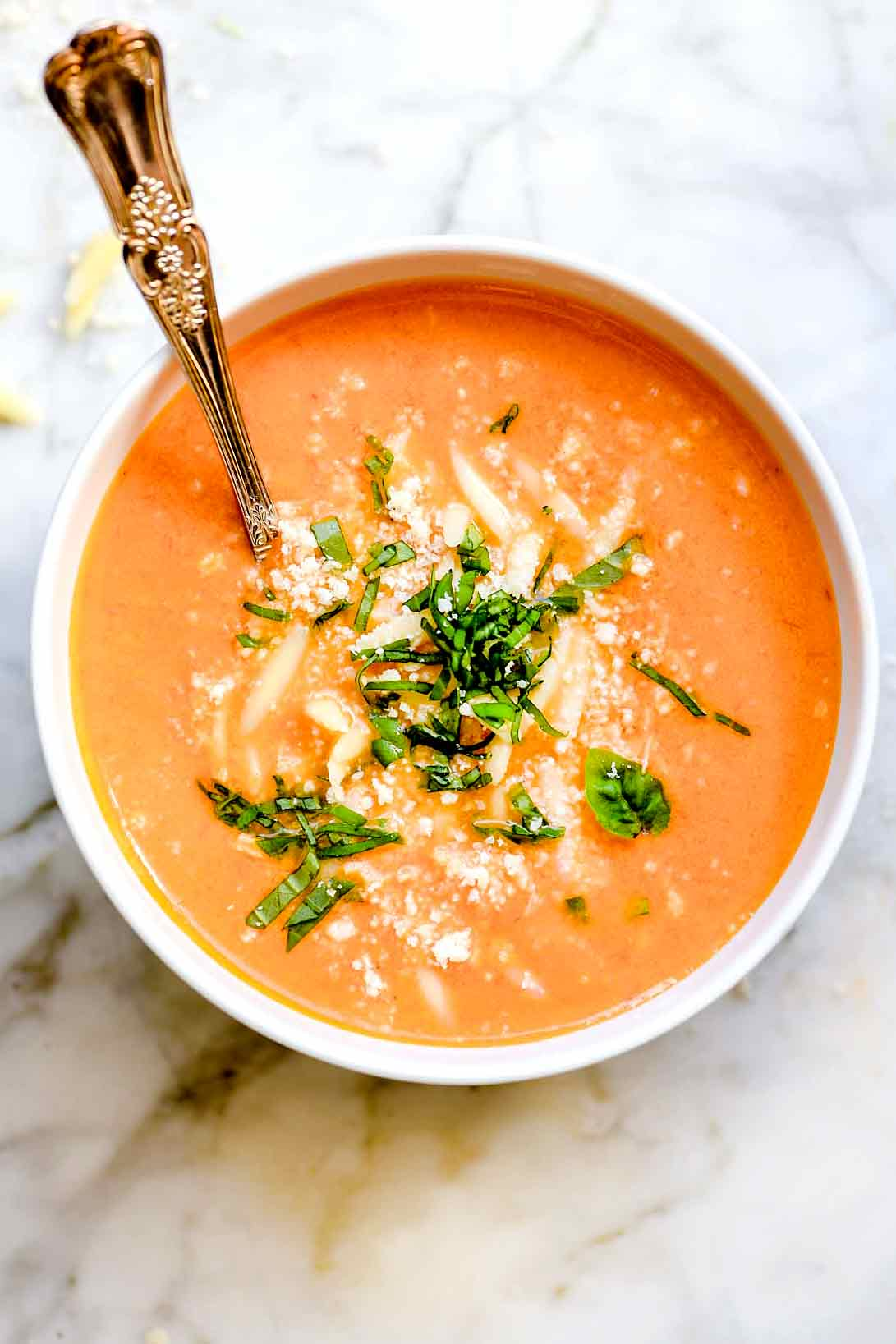 Sopa de manjericão de tomate | foodiecrush.com #soup #tomato #basil #saudável #easy #creamy #easy