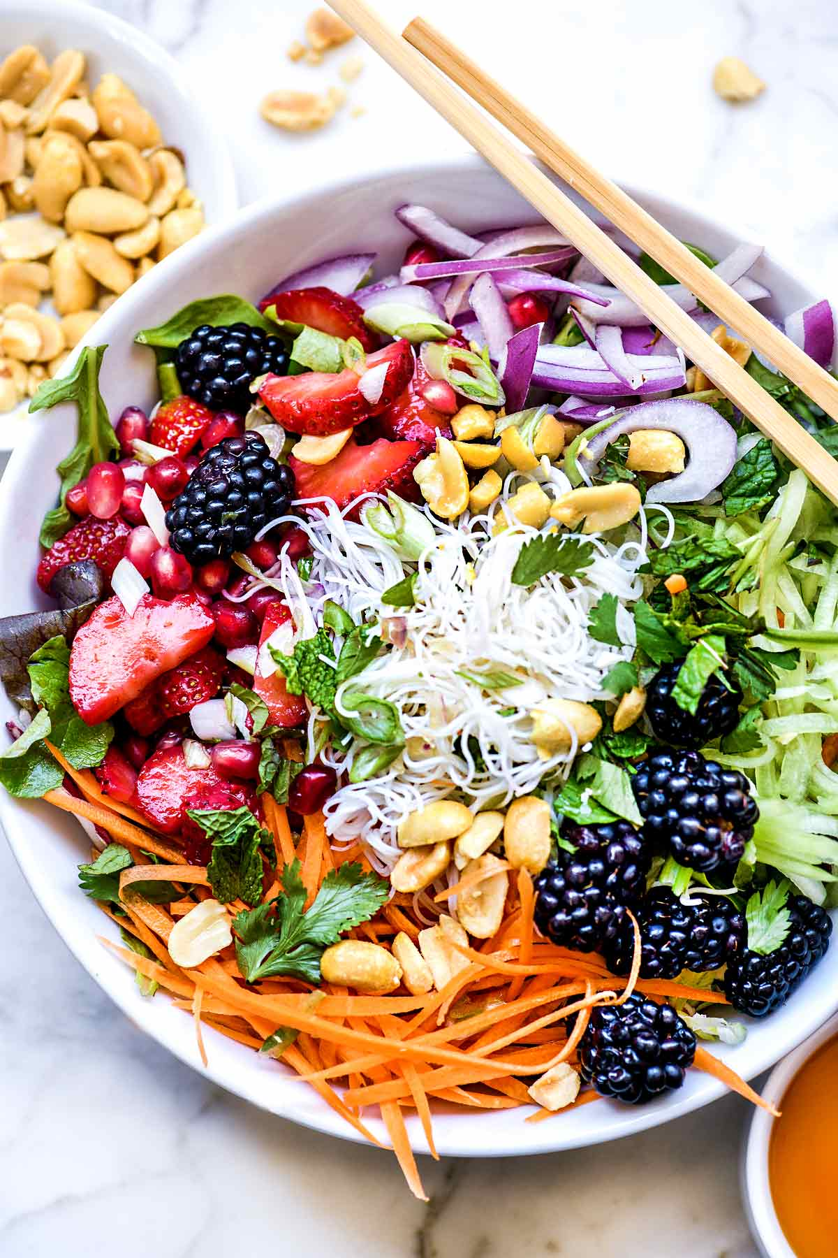 Salada de Arroz Vietnamita Noodle Bowl with Berries| foodiecrush.com #vietnamita #salad #bun #bun #berries #healthy #recipes