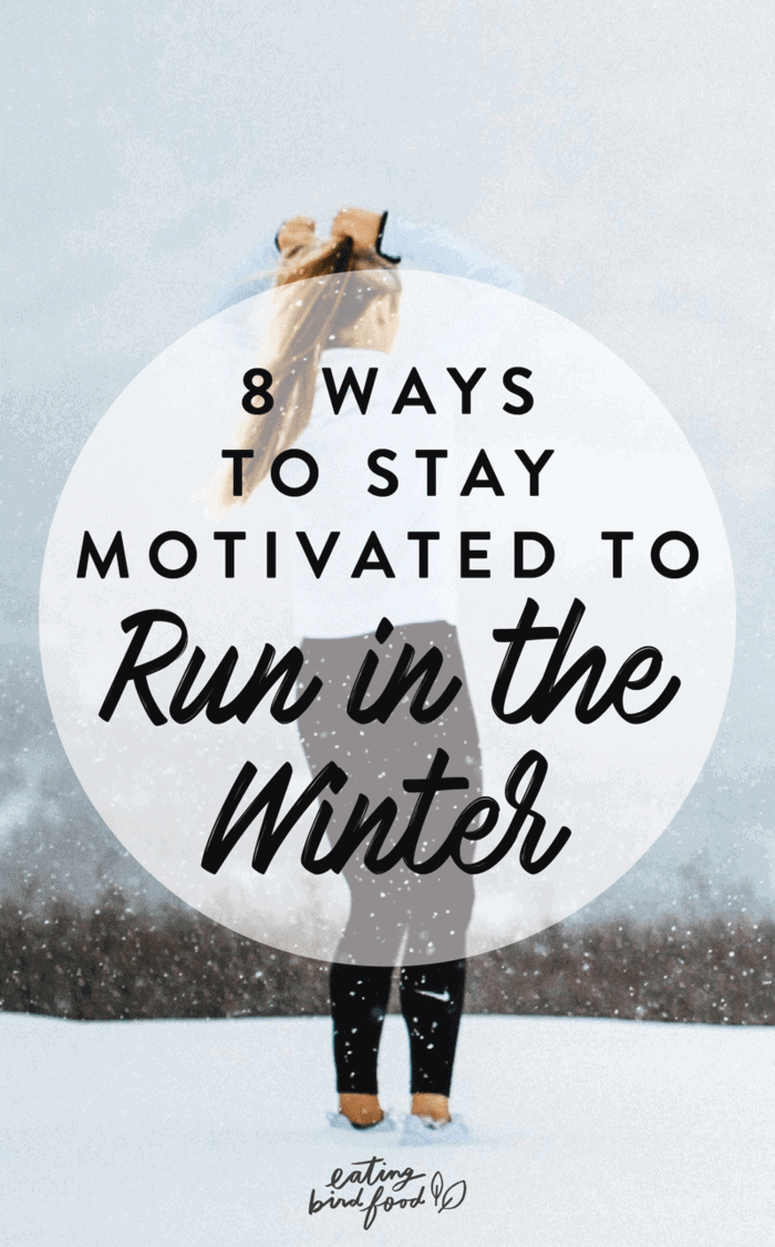 8 maneiras de ficar motivado a correr no inverno está escrito sobre uma imagem de uma mulher vestindo roupas atléticas na neve.