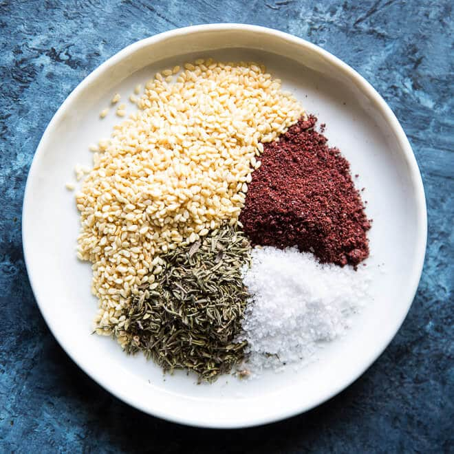 Esta receita fácil de Za'atar é uma mistura de especiarias do Médio Oriente feita com apenas 4 ingredientes. Experimente em carnes, legumes, pão caseiro, molhos, sopas, ou saladas.