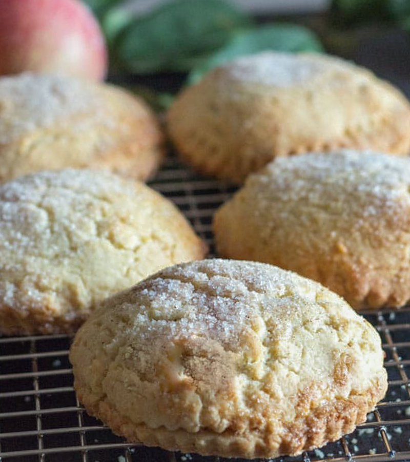 Biscoitos caseiros Apple Pie Cookies, uma deliciosa receita de biscoitos feita de raiz fácil, recheada com um delicioso recheio de canela de maçã. Perfeito!
