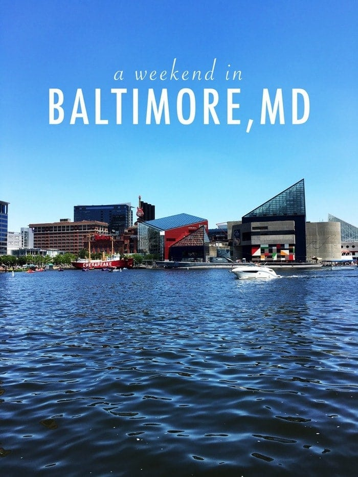 Vista do centro de Baltimore a partir da água, com as palavras, um fim-de-semana em Baltimore, MD, digitado no céu.