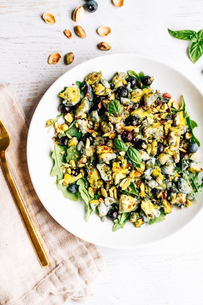 Salada de Ovos de Mirtilo com manjericão e pistaches num prato.