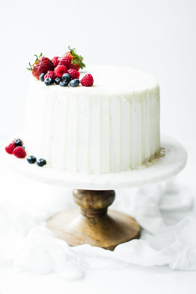 bolo branco com pingos e fruta por cima