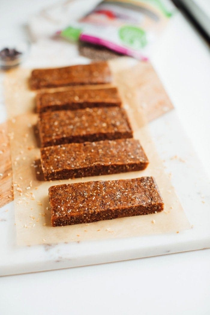 Tábua de cortar com barras de chia.