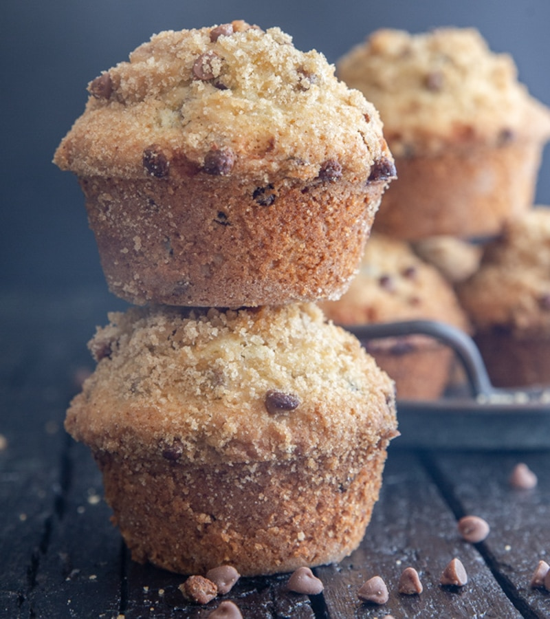 2 muffins empilhados com muffins no fundo em uma placa preta