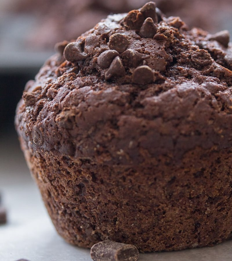 Um muffin de chocolate de perto.