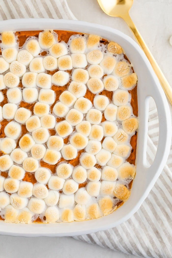 Caçarola de batata-doce coberta com marshmallows.
