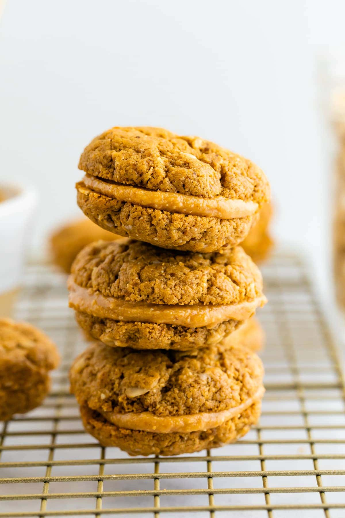 Uma pilha de três biscoitos caseiros.