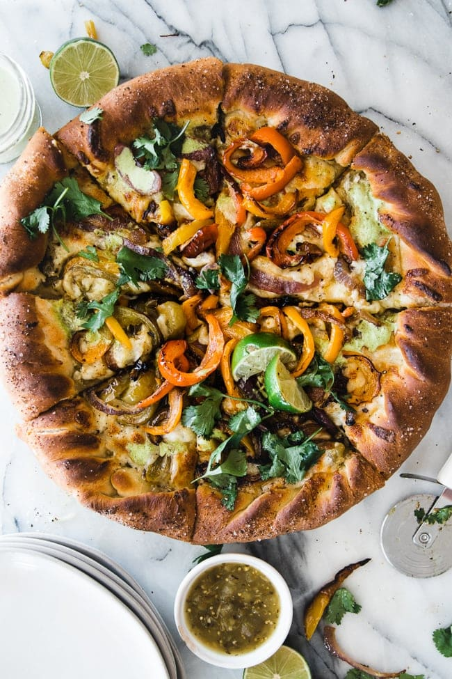 pizza com fajita veggies em cima