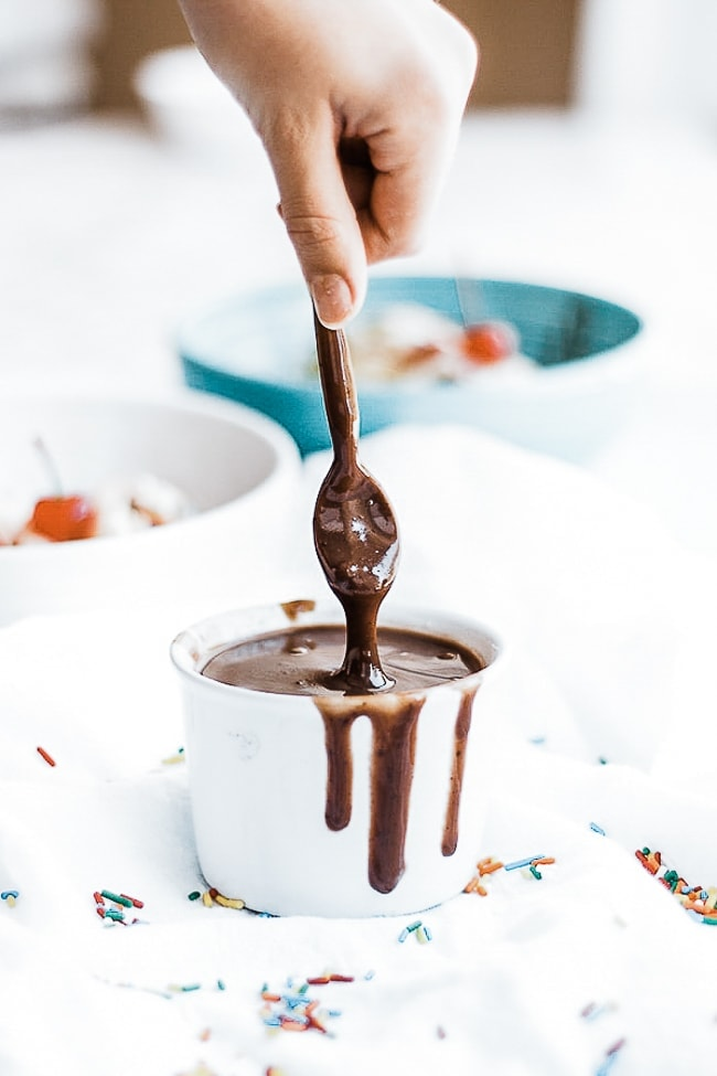 Um chocolate quente caseiro a ser tirado de uma tigela branca.