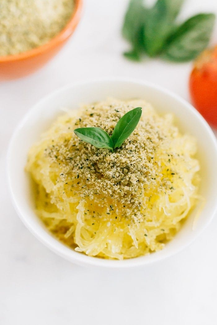 Abóbora desfiada coberta com parmesão de cânhamo vegan e manjericão fresco.