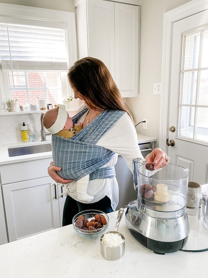 Mãe e bebê em uma cozinha cozinhando com um processador de alimentos.