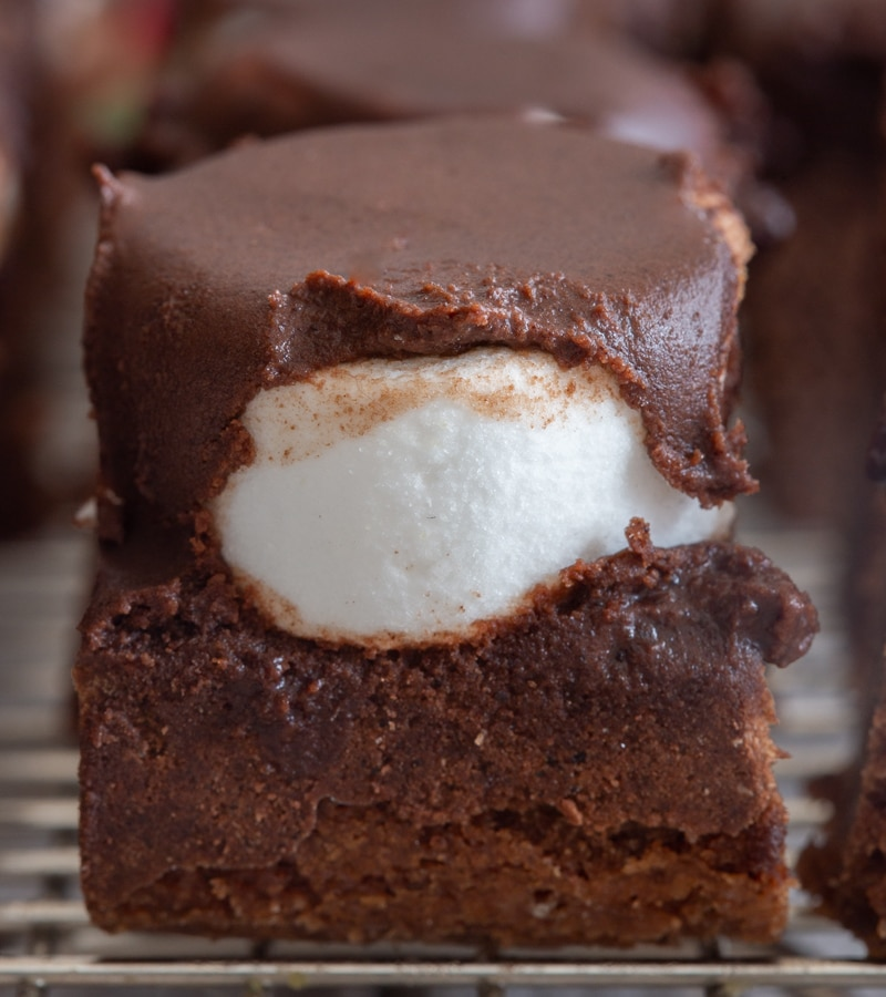 1 marshmallow fudgy brownie em uma grade de arame.