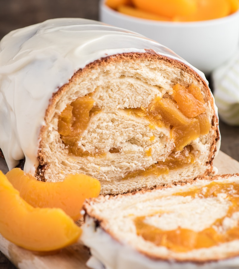 Pão de turbilhão de pêssego numa prateleira de madeira.