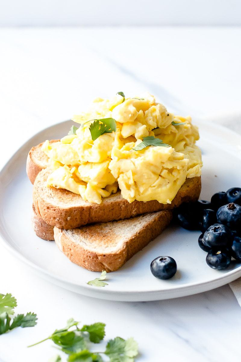 A Melhor Receita de Ovos Mexidos Apresentada pelo popular blogueiro de comida, Oh So Delicioso